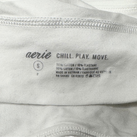 Aerie Crop Top with Built-in Bra. White, size Small. - Picture 3 of 3